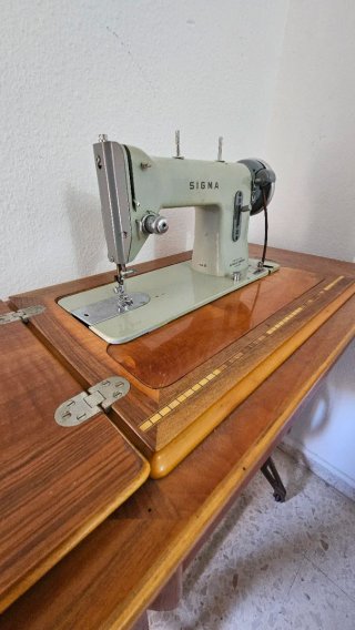 Máquina de coser Sigma antigua