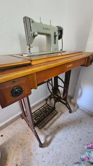 Máquina de coser Sigma antigua