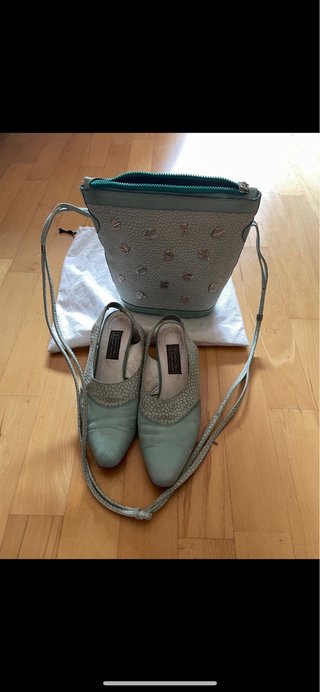 Bolso y zapatos turquesa