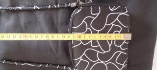 Bolso pequeño negro con estampado blanco