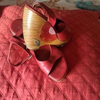 Sandalias de piel rojas con cuña