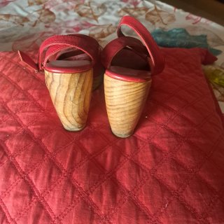 Sandalias de piel rojas con cuña