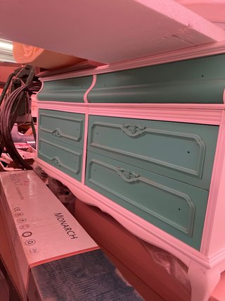 Mueble madera tallado a mano con marmol blanco