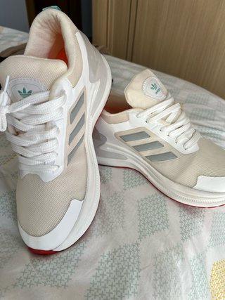 Zapatillas Adidas Beige y Blancas Nuevas