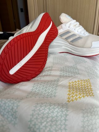 Zapatillas Adidas Beige y Blancas Nuevas