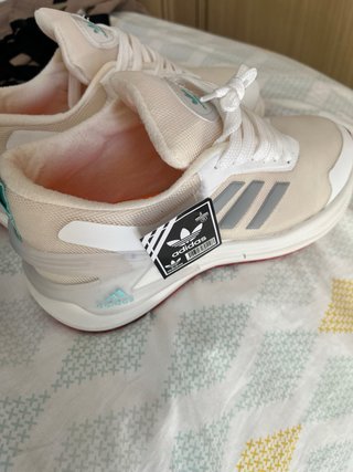 Zapatillas Adidas Beige y Blancas Nuevas