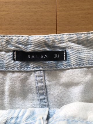 Falda vaquera desgastada