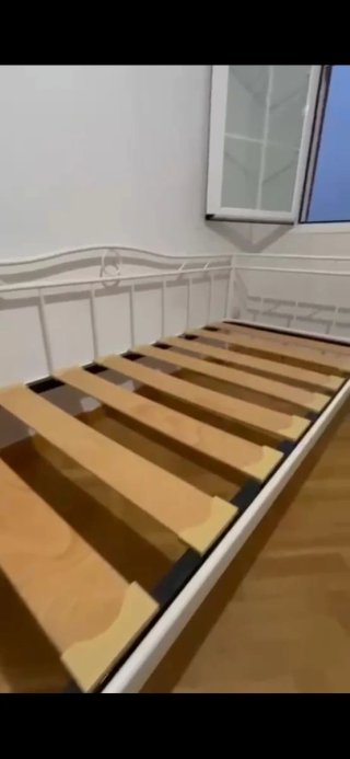 Cama individual de metal y madera