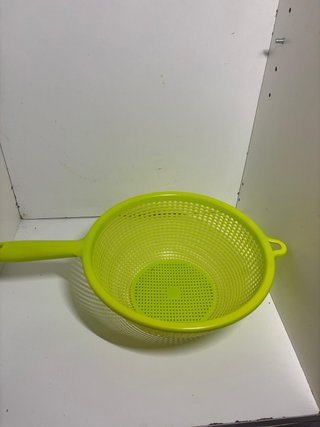 Contenedor de plástico naranja