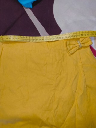 Falda pantalón de niña color mostaza con lazo