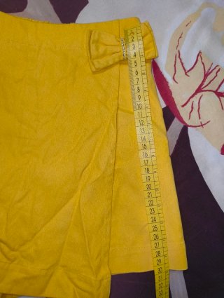 Falda pantalón de niña color mostaza con lazo