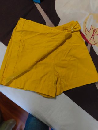 Falda pantalón de niña color mostaza con lazo