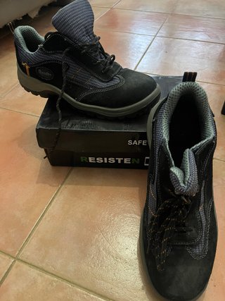 Zapatos de trabajo negros y grises