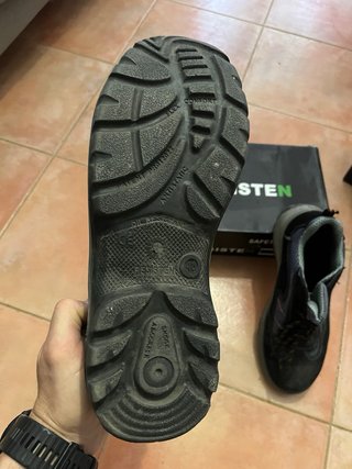 Zapatos de trabajo negros y grises
