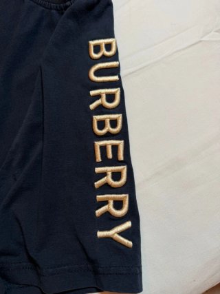 Camiseta Burberry Negra Logo y Manga over size