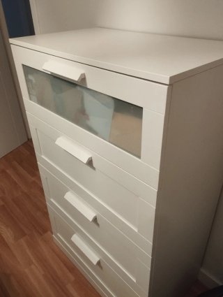 Cómoda blanca con cajones