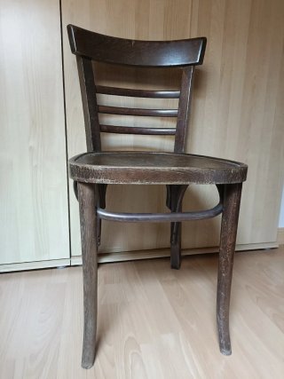 Silla de madera oscura