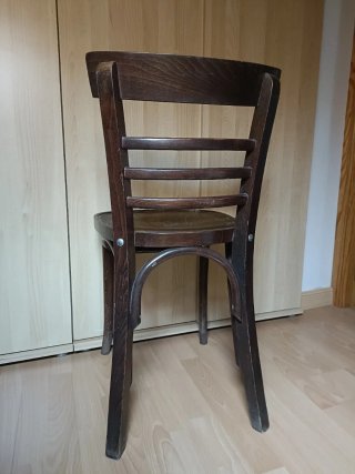 Silla de madera oscura
