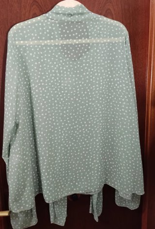 Blusa verde con lunares blancos