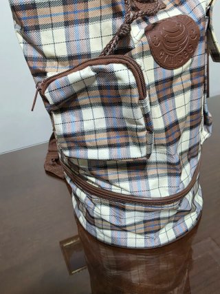 Mochila de cuadros marrón y beige