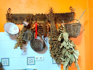 Perchero rústico de madera e hierro antiguo