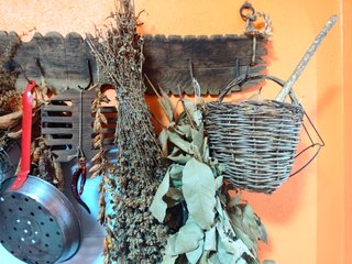 Perchero rústico de madera e hierro antiguo