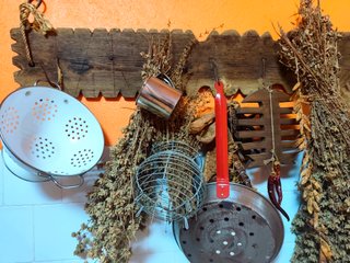 Perchero rústico de madera e hierro antiguo