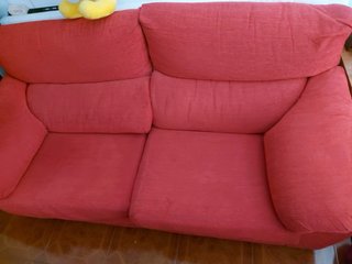 Sofá modular rojo de tela se encuentra en Madrid,