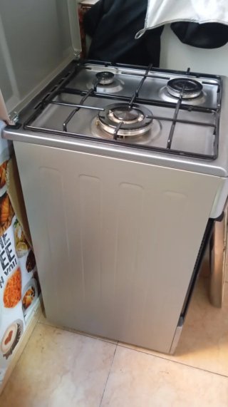 Cocina gas ciudad/butano 4 fuegos. Horno sin uso