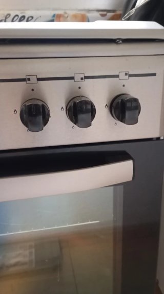Cocina gas ciudad/butano 4 fuegos. Horno sin uso