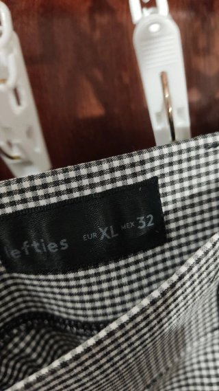 Pantalón pitillo gris