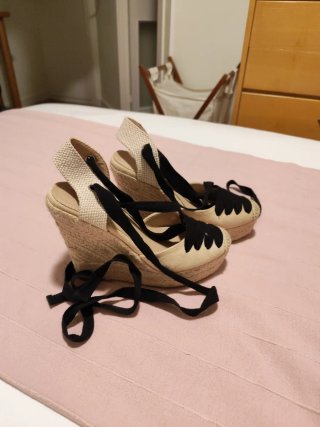 Alpargatas Cuña beige y negras con lazo