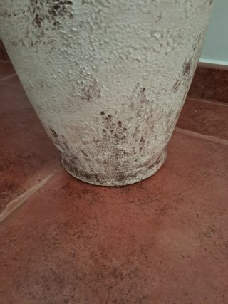 Jarrón de cerámica beige y marrón