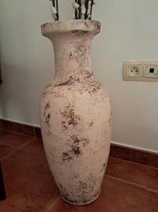 Jarrón de cerámica beige y marrón