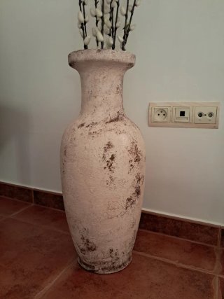 Jarrón de cerámica beige y marrón