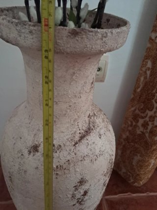Jarrón de cerámica beige y marrón