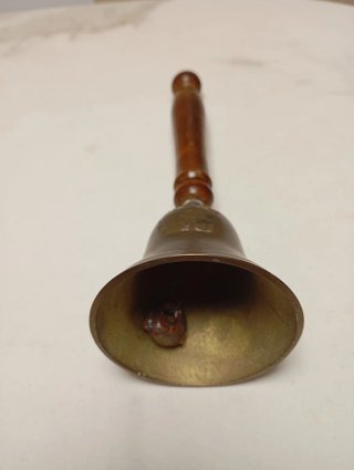 Campana antigua de madera y metal
