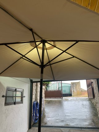 Sombrilla beige con pie