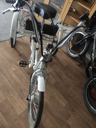 Triciclo Eléctrico Blanco con Cesta