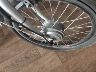 Triciclo Eléctrico Blanco con Cesta
