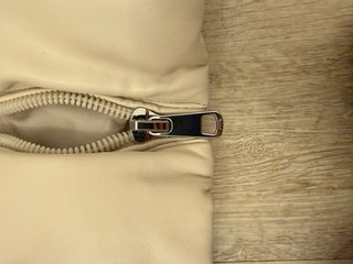 Chaleco acolchado beige con capucha