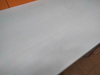Escritorio blanco y naranja con cajones