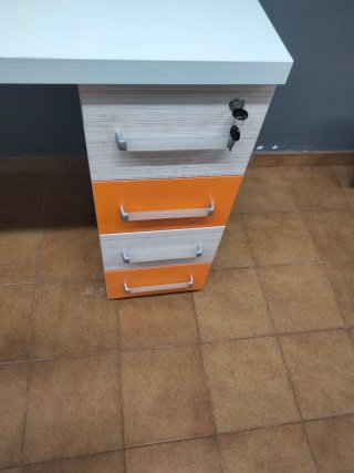 Escritorio blanco y naranja con cajones