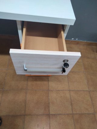 Escritorio blanco y naranja con cajones