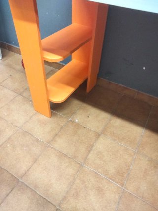 Escritorio blanco y naranja con cajones