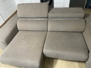 Dos Sofás gris de diseño y elegante.