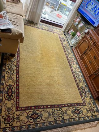 Alfombra beige y multicolor