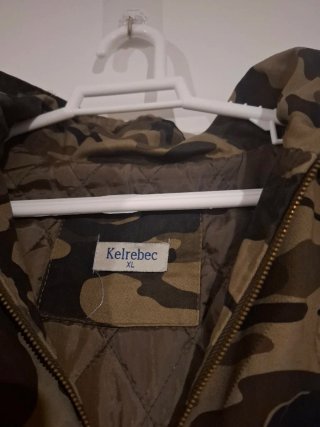 Chaqueta camuflaje con capucha y pelo