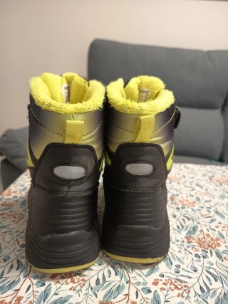 Botas de montaña negras y amarillas