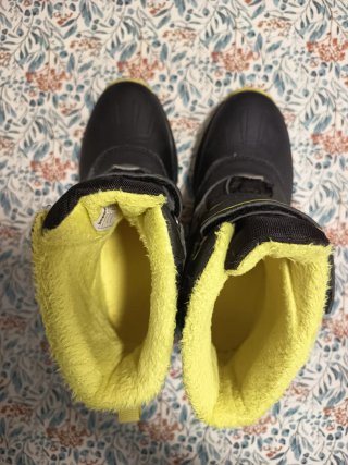 Botas de montaña negras y amarillas